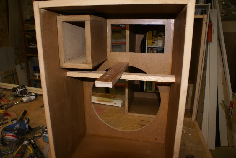 http://www.PiSpeakers.com/DIY/BigmouthinDC/BigmouthinDC_4Pi_HomeTheater_08_Bracing.jpg